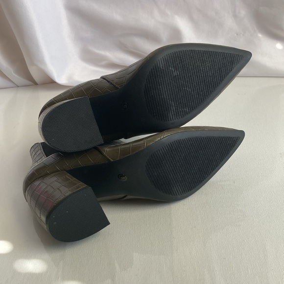 Lulus Vegan Croc Pointed Toes Chelsea Boots Size 6 - Picture 6 of 9